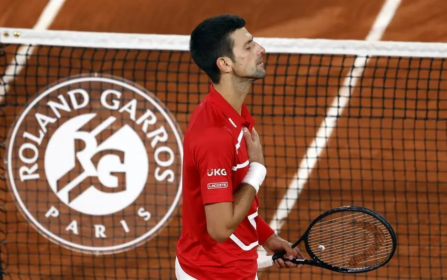 Novak Djokovic de Serbia reacciona despu&eacute;s de ganar contra Stefanos Tsitsipas de Grecia en su partido de semifinales de hombres durante el torneo de tenis Abierto de Francia en Roland? Garros en Par&iacute;s, Francia, 09 de octubre de 2020. (Tenis, Abierto, Francia, Grecia) EFE / EPA / YOAN VALAT