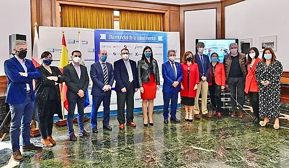 Gema Igual, durante el acto de conmemoraci&oacute;n en el Ayuntamiento, en el que ha estado acompa&ntilde;ada por los concejales de Servicios Sociales y Salud, representantes de ASCASAM, la Fundaci&oacute;n Acorde, Padre Menni y Proyecto Hombre; el presidente de Cantabria y la consejera de Pol&iacute;ticas Sociales, Miguel &Aacute;ngel Revilla y Ana Bel&eacute;n &Aacute;lvarez, y otras autoridades. / alerta