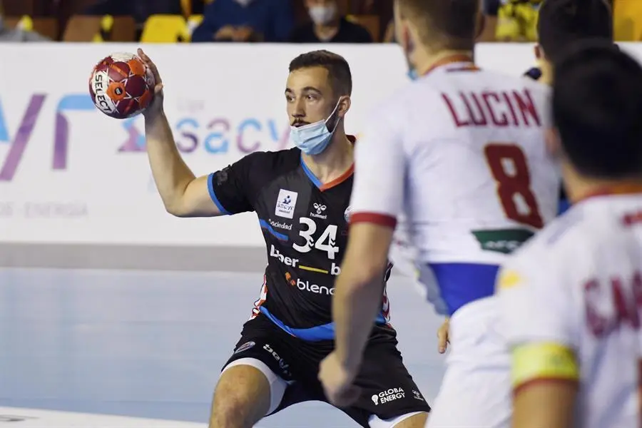 El jugador del Sinf&iacute;n Liberbank Ignacio Valles (i) lanza ante la defensa del Abanca Ademar durante el partido de la octava jornada de la Liga Sacyr ASOBAL disputado hoy en el palacio municipal de deportes de Le&oacute;n. El jugador del Sinf&iacute;n Liberbank Ignacio Valles (i) lanza ante la defensa del Abanca Ademar durante el partido de la octava jornada de la Liga Sacyr ASOBAL disputado hoy en el palacio municipal de deportes de Le&oacute;n. Los jugadores de ambos equipos tuvieron que disputar el encuentro provistos de mascarilla debido a las medidas sanitarias impuestas por la Junta de Castilla y Le&oacute;n para frena la expansi&oacute;n de la pandemia de la cpvid-19. EFE/ J.casares