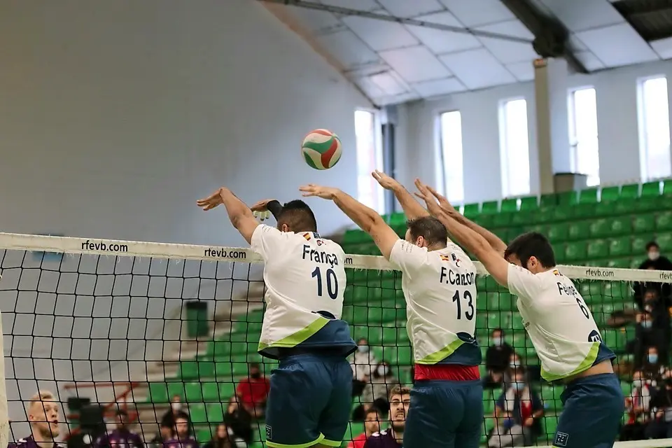 La defensa del Voley Textil Santanderina intenta bloquear un ataque del Manacor. / Marcos Fierro