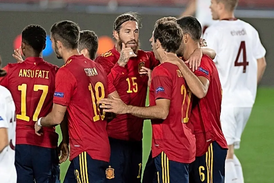 Los jugadores de la selecci&oacute;n espa&ntilde;ola celebran el tanto de Oyarz&aacute;bal. / efe