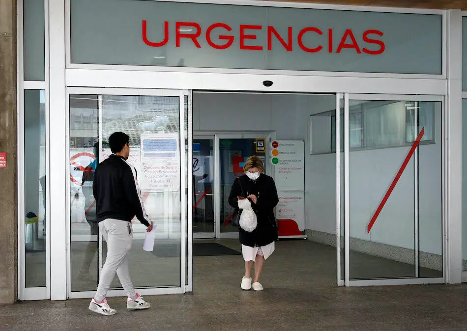Entrada a la zona de Urgencias del Hospital Marqu&eacute;s de Valdecilla. / J.R.