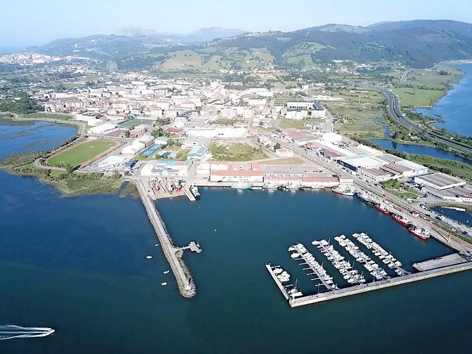 Vista a&eacute;rea de la villa marinera de Colindres. / alerta