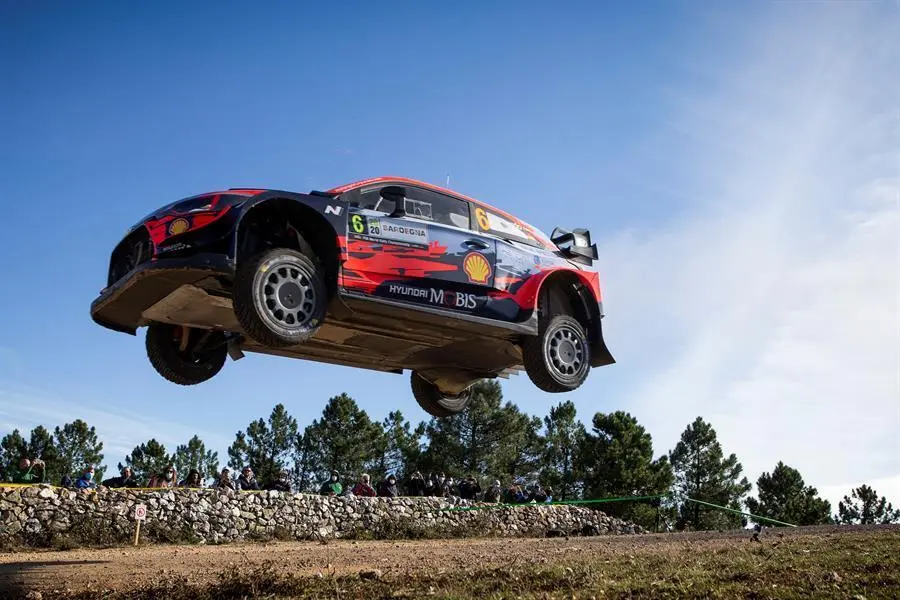 Dani Sordo de Espa&ntilde;a conduce su HYUNDAI i20 Coupee WRC durante el d&iacute;a 2 del Rally Italia Sardegna. EFE