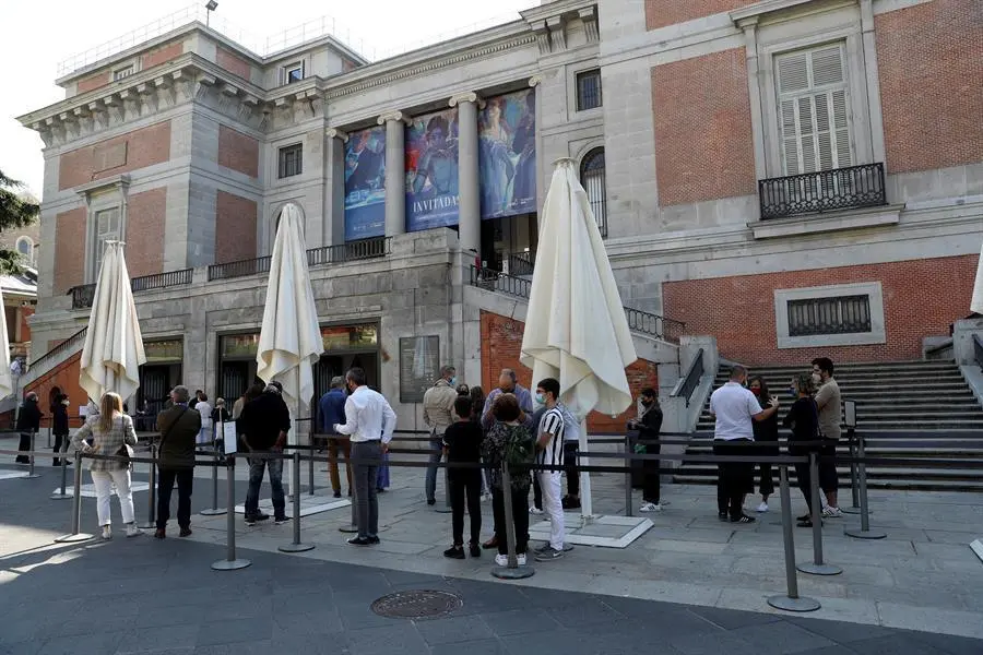 Vista de la cola en el Museo del Prado en Madrid este s&aacute;bado tras decretarse ayer el estado de alarma. EFE/Kiko Huesca