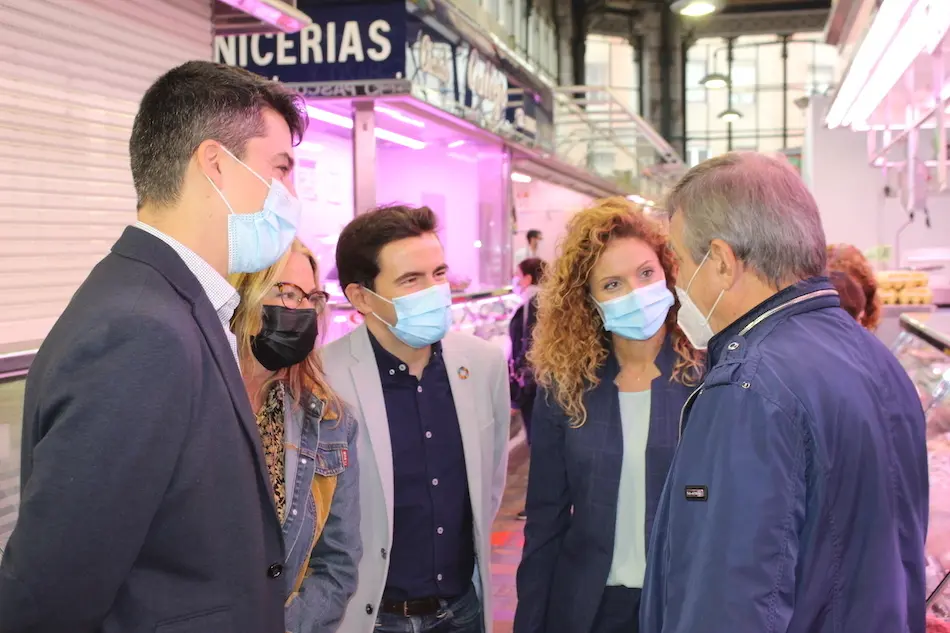 Representantes del PSOE en el Mercado de la Esperanza en Santander. / ALERTA