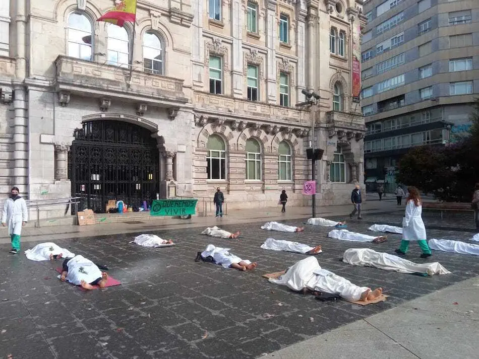 El movimiento contra la emergencia ecol&oacute;gica Extinction Rebellion (XR) simulando ser cad&aacute;veres.