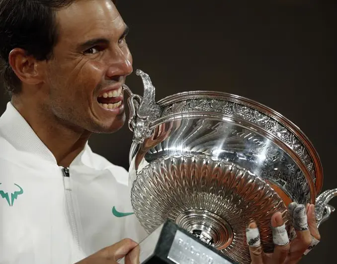 Rafael Nadal de Espa&ntilde;a sostiene su trofeo despu&eacute;s de ganar contra Novak Djokovic de Serbia en su partido final masculino durante el torneo de tenis Abierto de Francia en Roland? Garros en Par&iacute;s, Francia, 11 de octubre de 2020. (Tenis, Abierto, Francia, Espa&ntilde;a) EFE / EPA / YOAN VALAT