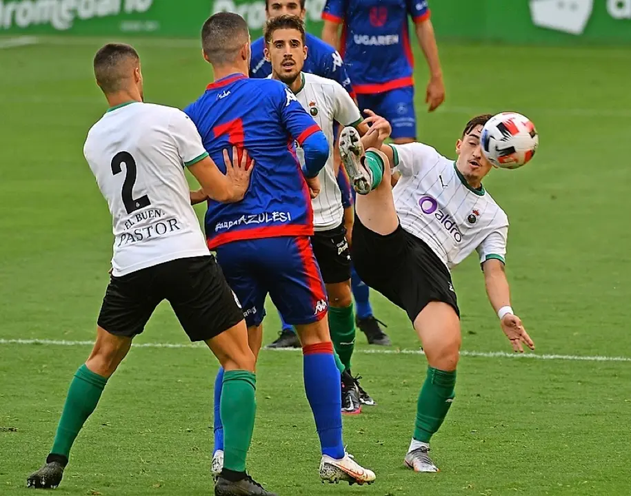 La defensa del Racing intenta parar un ataque del Amorebieta. / Hardy