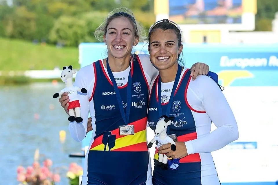 -FOTODELD&Iacute;A- EA7155. POZNAN (POLONIA), 11/10/2020.- Las espa&ntilde;olas Aina Cid (d)y Virginia D&iacute;az posan este domingo con sus medallas de plata en el podio de la final femenina de dos sin timonel en los Europeos de remo en Poznan (Polonia).EFE/ Jakub Kaczmarczyk / PROHIBIDO SU USO EN POLONIA
