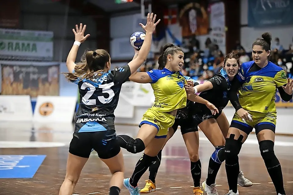 Una jugadora del Pereda trata de superar la defensa gallega. / Sportcoeco