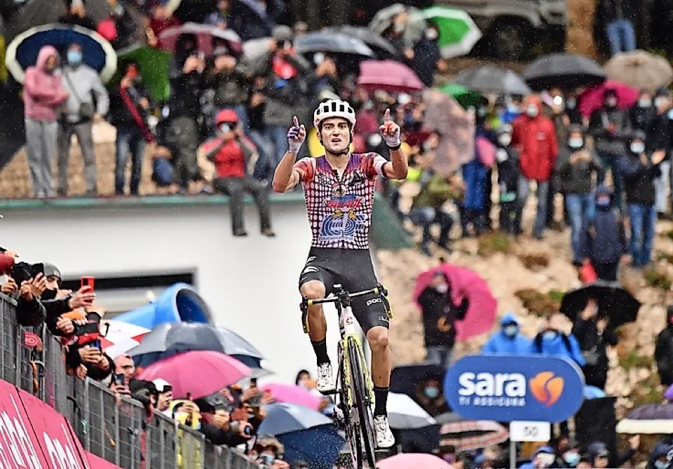 Ruben Guerreiro entrando vencedor en la meta por delante de Jonathan Castroviejo. / Luca zennaro
