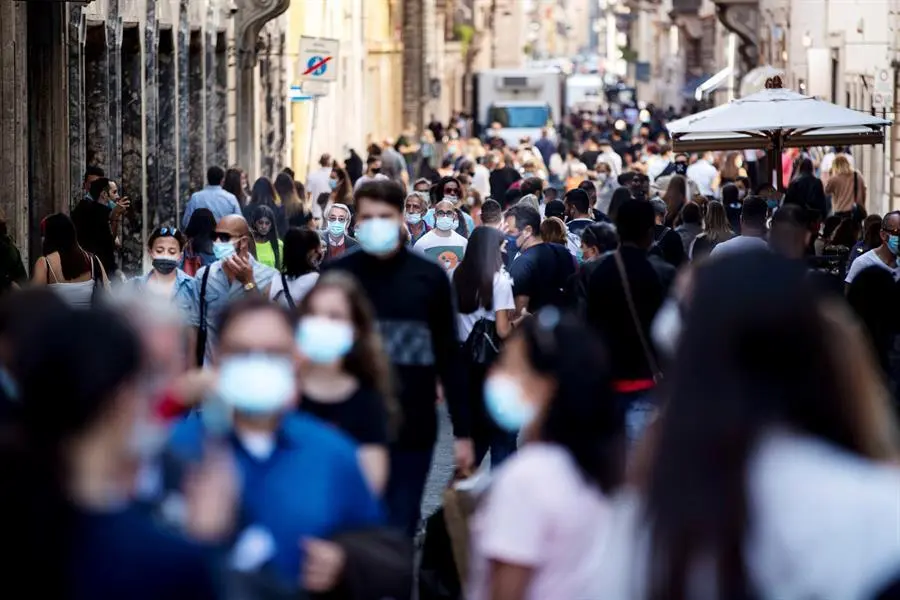 Turistas y personas que usan mascarillas para oponerse a la propagaci&oacute;n de la infecci&oacute;n por Coronavirus, en Roma, Italia, 10 de octubre de 2020. En Italia, el uso de mascarillas es obligatorio incluso en exteriores. (Italia, Roma) EFE / EPA / MASSIMO PERCOSSI