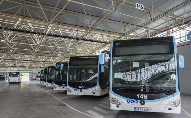Flota de autobuses de Santander. / Jos&eacute; Ram&oacute;n