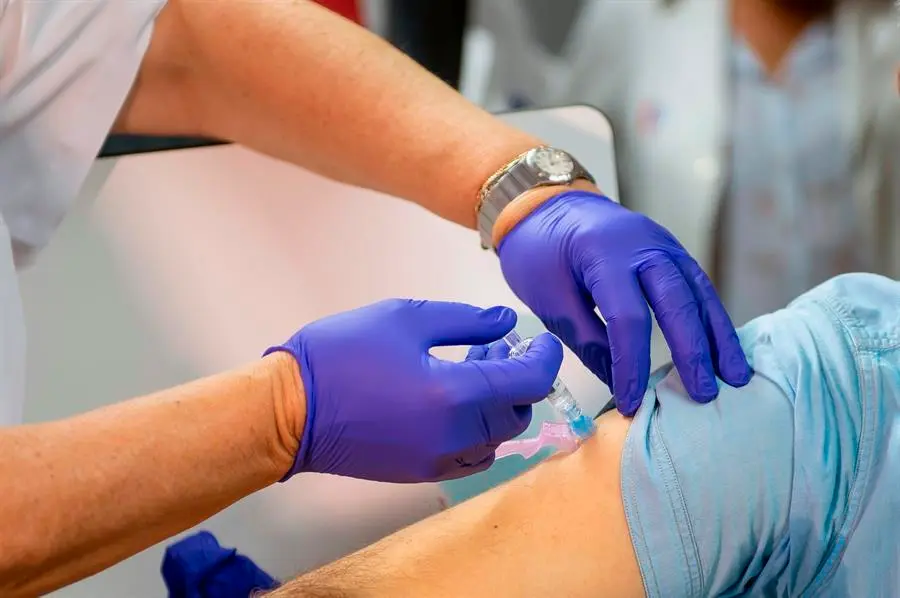 Un hombre se vacuna contra la gripe en un centro de salud. EFE/ Pedro Puente Hoyos/Archivo