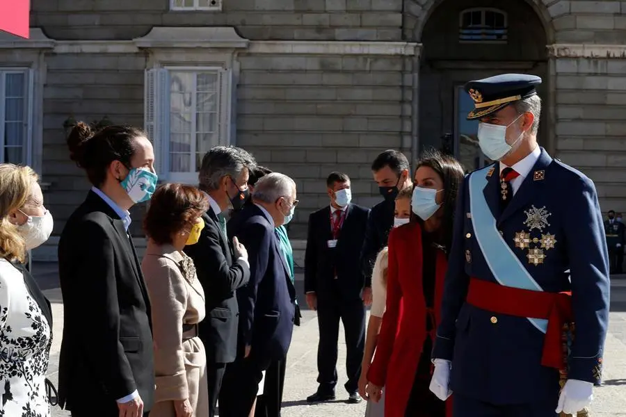 Los reyes Felipe y Letizia saludan al vicepresidente segundo del Gobierno, Pablo Iglesias , durante el acto organizado con motivo del D&iacute;a de la Fiesta Nacional, en Madrid este lunes. EFE/Kiko Huesca/POOL