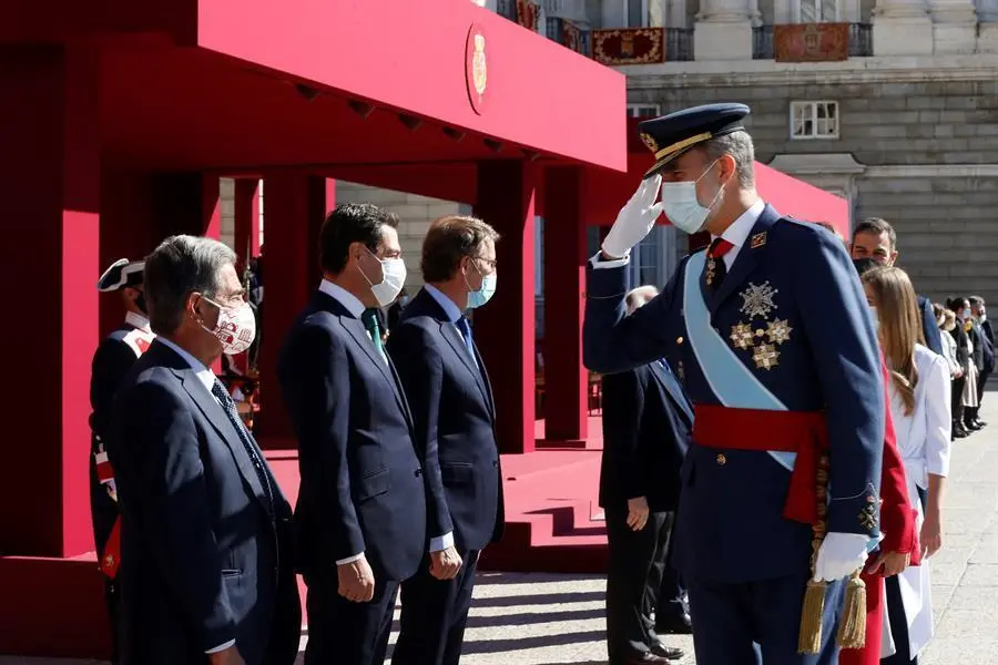 l rey Felipe saluda al presidente de Cantabria, Miguel &Aacute;ngel Revilla, durante el acto organizado con motivo del D&iacute;a de la Fiesta Nacional, en Madrid este lunes. EFE/Kiko Huesca/POOL