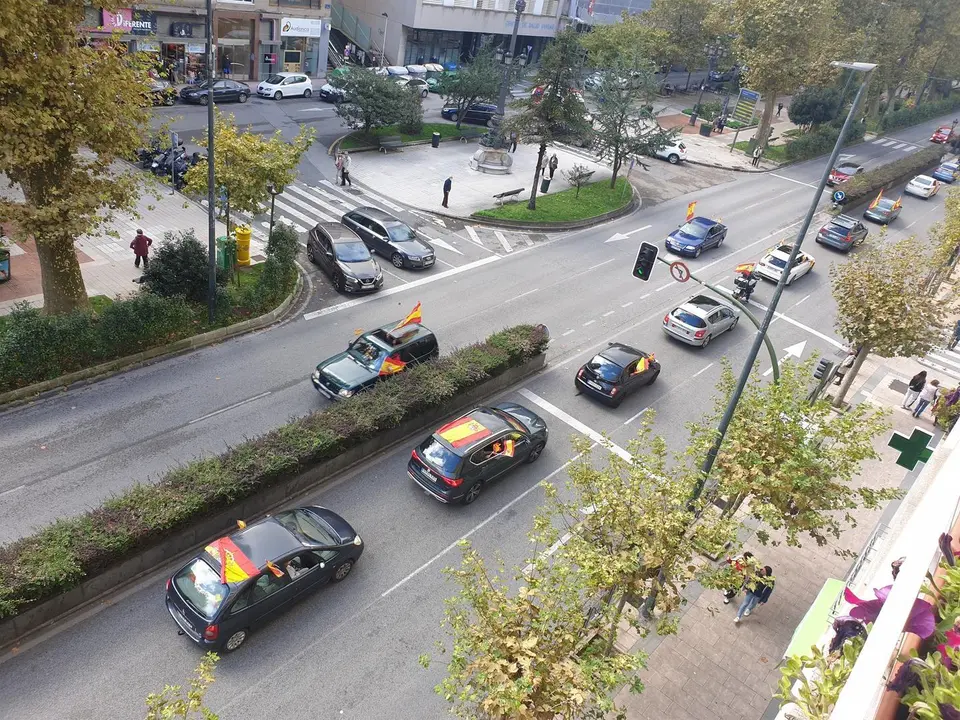 Veh&iacute;culos con la bandera de Espa&ntilde;a por las calles de Santander
