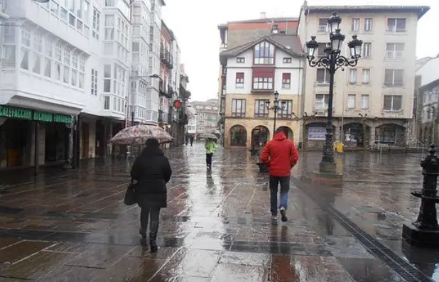 Varias personas caminan por la plaza Espa&ntilde;a en Reinosa. / MeteoCampoo