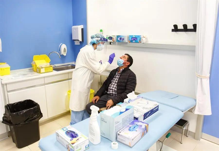 Un hombre se somete a una prueba PCR. EFE/ David Aguilar/Archivo