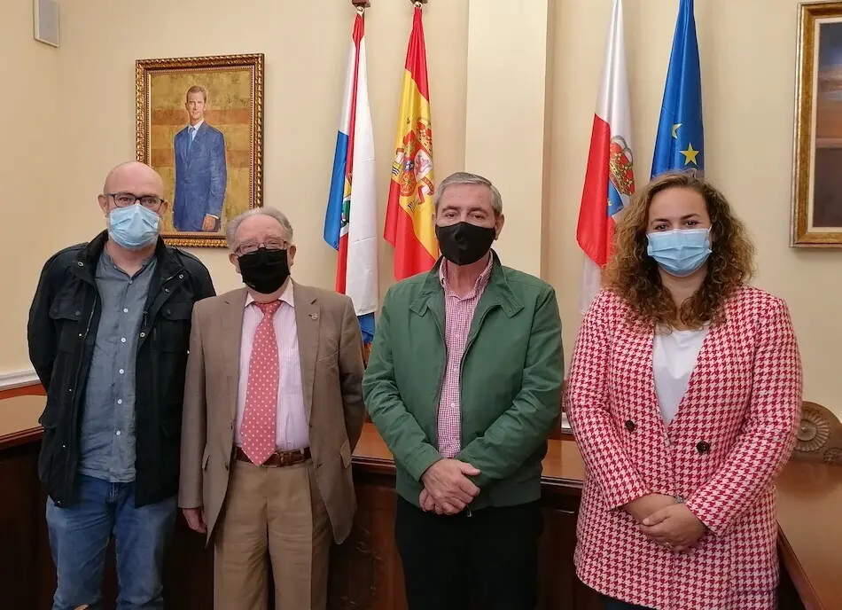 El presidente de la Unate Cantabria, Modesto Chato, al alcalde de Suances, Andr&eacute;s Ruiz Moya, durante un encuentro.