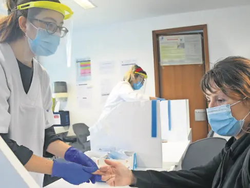 Realizando test en el Centro de Salud Sardinero. / Cubero / ALERTA