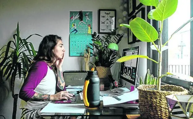 Una mujer teletrabaja desde su casa / EFE
