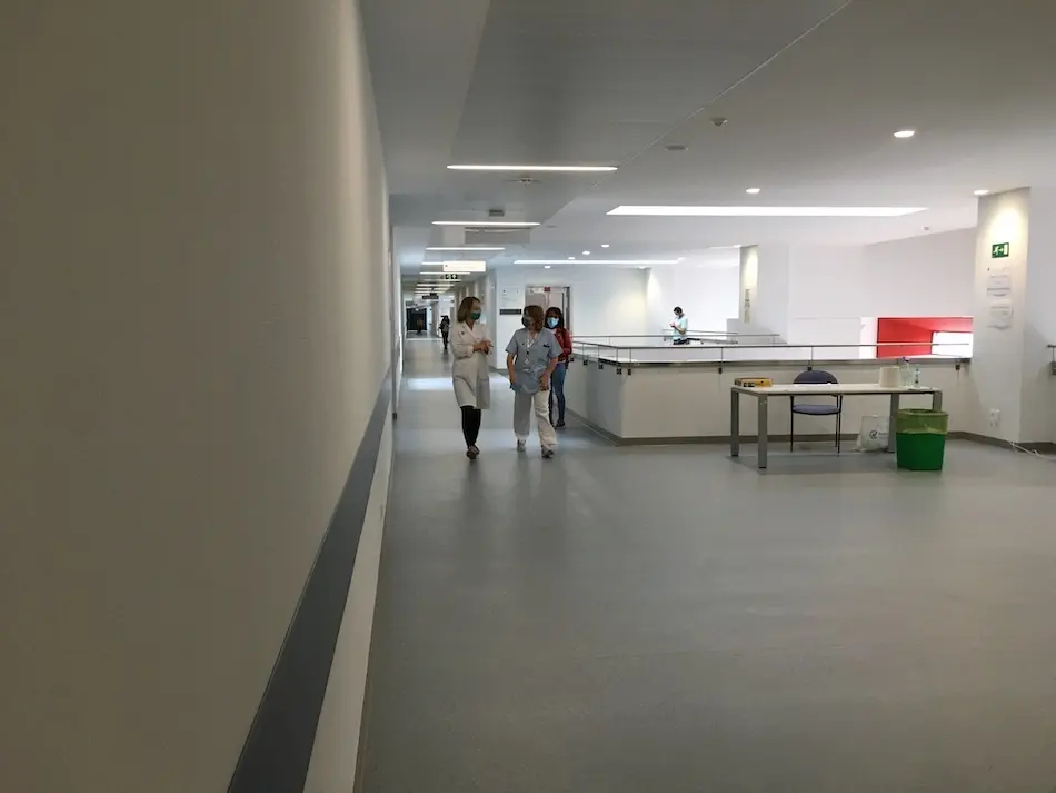 Dos sanitarios en el Hospital Marqu&eacute;s de Valdecilla. / S.D.