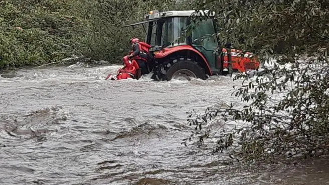 rescatado-un-hombre-de-66-anos-al-quedarse-su-tractor-atrapado-en-el-rio-pisuena