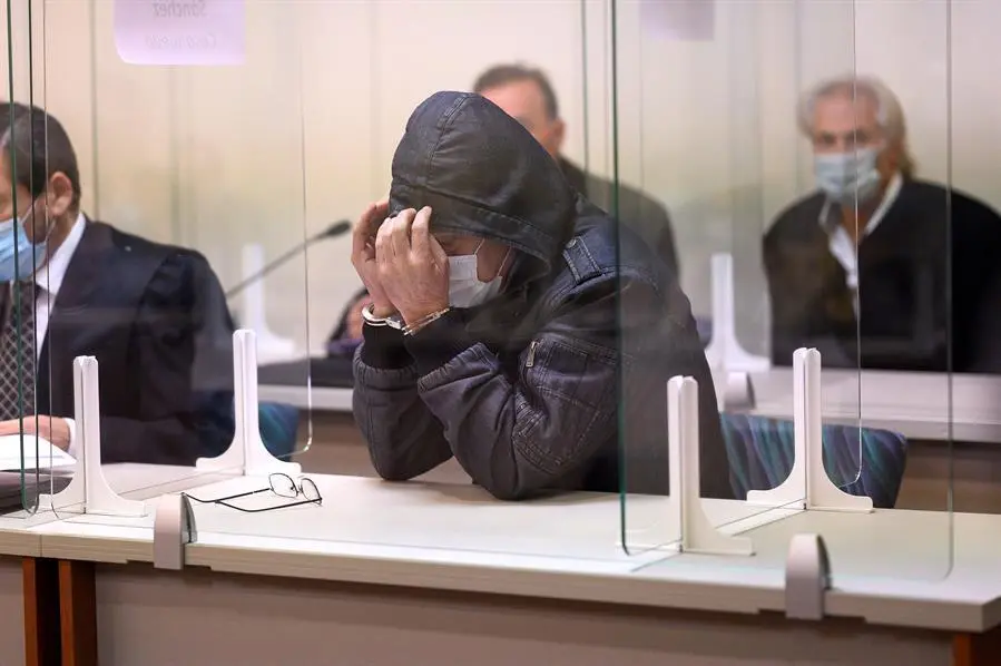 Un momento del juicio con Jurado Popular contra tres hombres por el crimen del anciano de 80 a&ntilde;os que apareci&oacute; muerto y maniatado en su garaje en una calle de Santander, este martes en la capital c&aacute;ntabra. EFE/Pedro Puente Hoyos