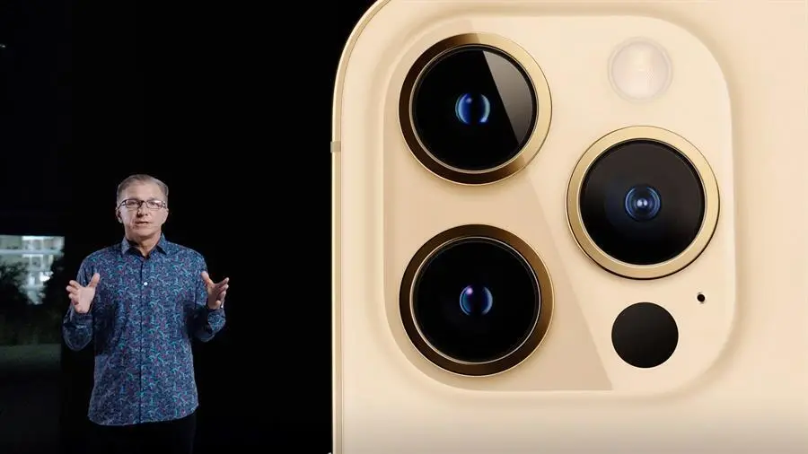 El vicepresidente senior de marketing mundial de Apple, Greg 'Joz' Joswiak, presenta el nuevo iPhone 12 Pro durante un evento especial en Apple Park en Cupertino, California, EE. UU., 13 de octubre de 2020.