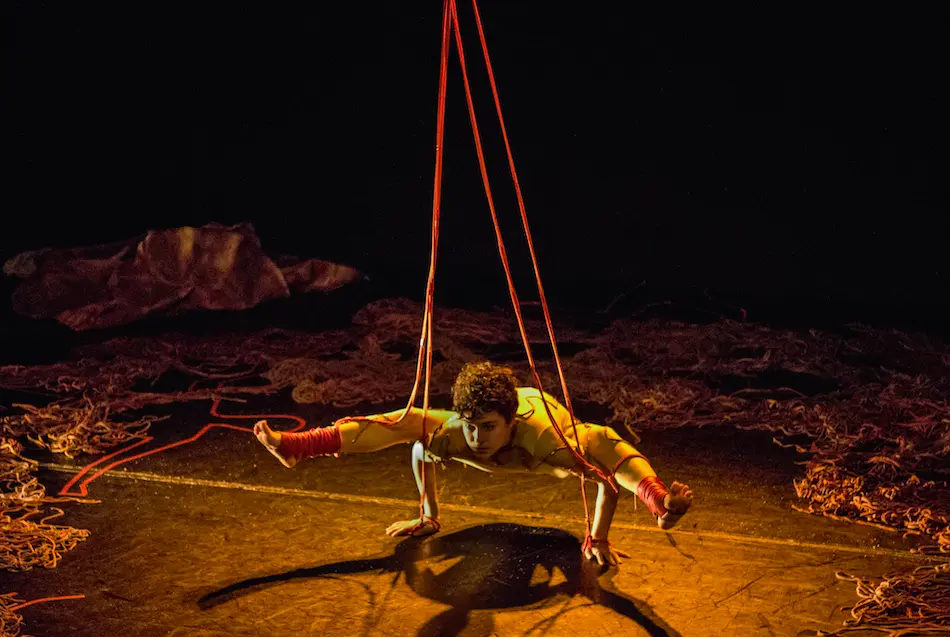 "On" es un espect&aacute;culo de teatro f&iacute;sico y danza a&eacute;rea sobre la disciplina de trapeze dance.