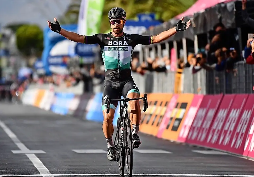 Peter Sagan entrando vencedor en la meta. / LUCA ZENNARO