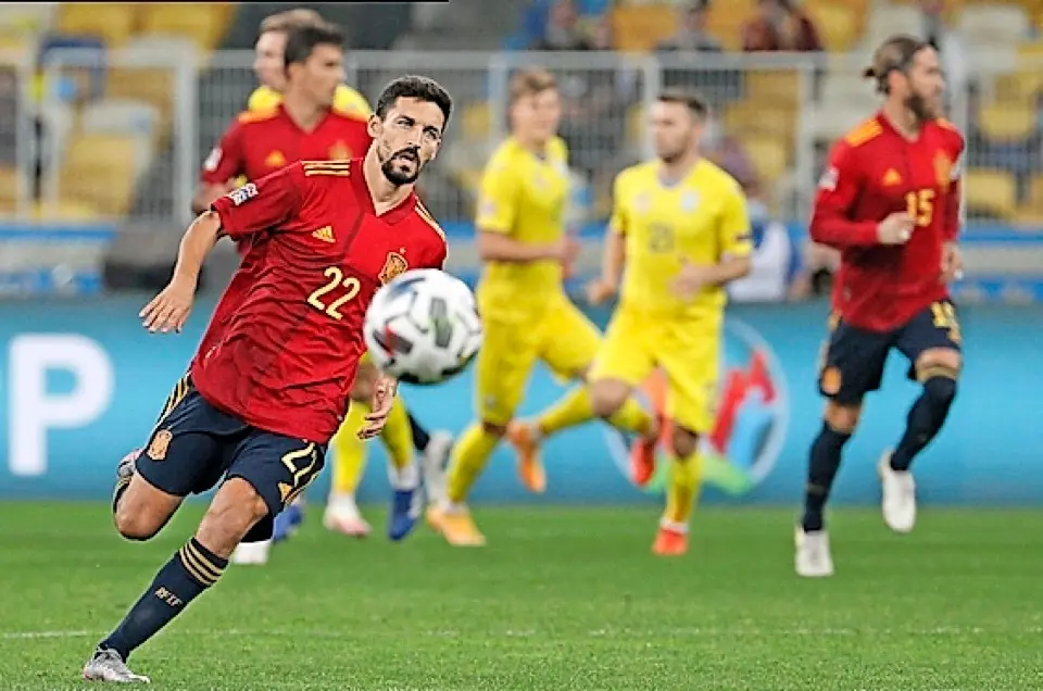 Jes&uacute;s Navas persigue la pelota. / SERGEY DOLZHENKO
