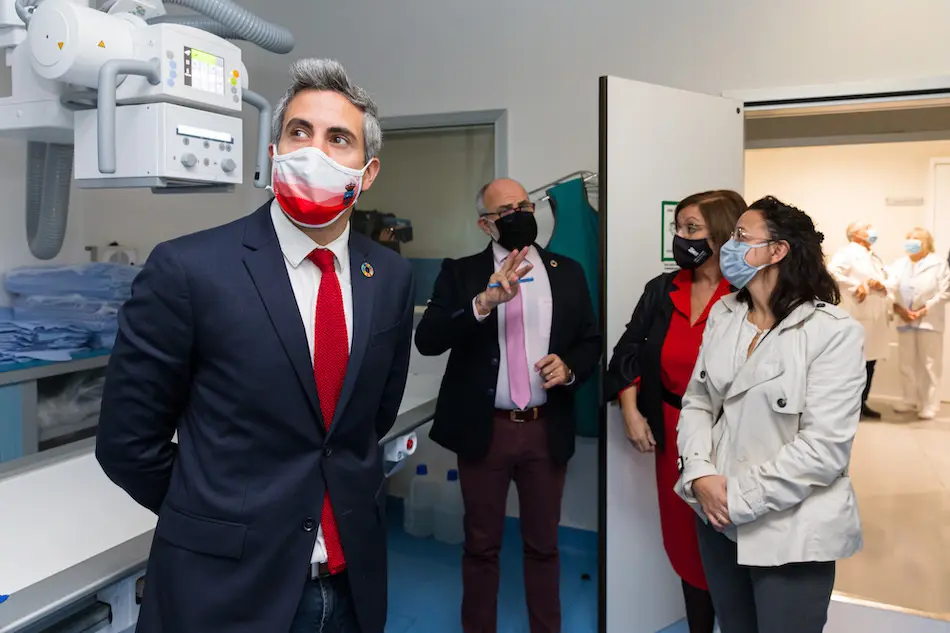 El vicepresidente y consejero de Universidades, Igualdad, Cultura y Deporte, Pablo Zuloaga, acompa&ntilde;ado por el consejero de Sanidad, Miguel Rodr&iacute;guez, visitan el Hospital de Laredo./  Ra&uacute;l Lucio