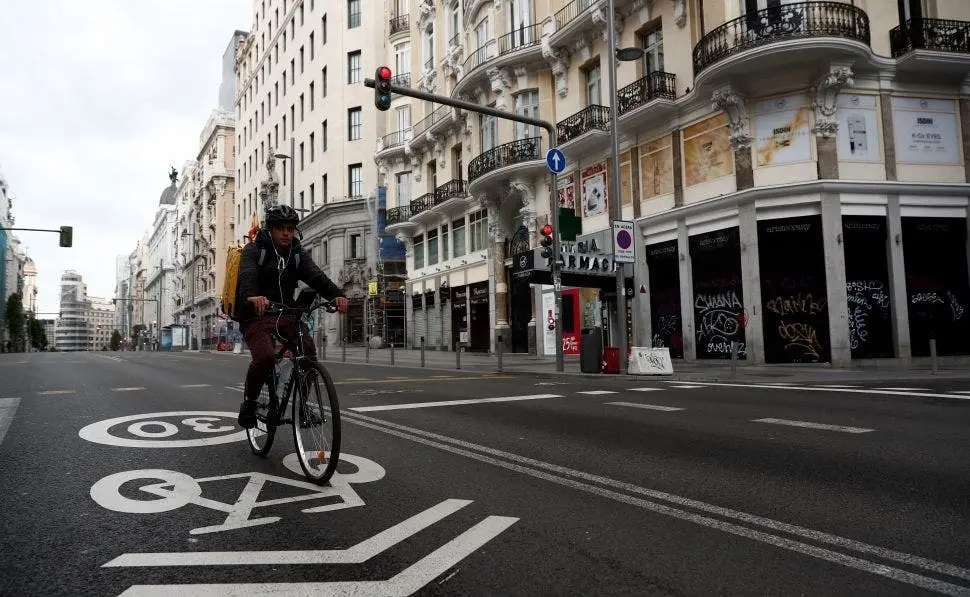 Un repartidor de Glovo circula por la Gran V&iacute;a de Madrid. EFE/ Mariscal/Archivo