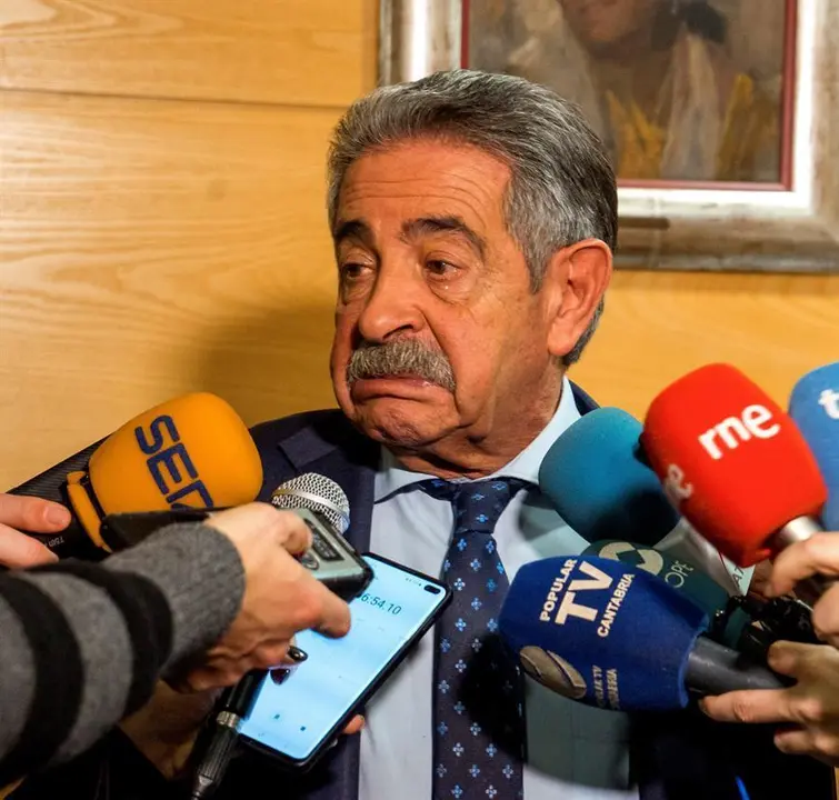 El presidente c&aacute;ntabro y l&iacute;der del PRC, Miguel &Aacute;ngel Revilla, ofrece declaraciones a los medios sobre su conversaci&oacute;n telef&oacute;nica con el presidente del Gobierno en funciones, Pedro S&aacute;nchez, a quien ha dicho que el voto del diputado Jos&eacute; Mar&iacute;a Maz&oacute;n para su investidura no estar&aacute; claro hasta pueda ver "el documento" que firme con ERC y a que se publique la licitaci&oacute;n de ferrocarril que est&aacute; pendiente, este martes en Santander, Cantabria. EFE/Rom&aacute;n G. Aguilera