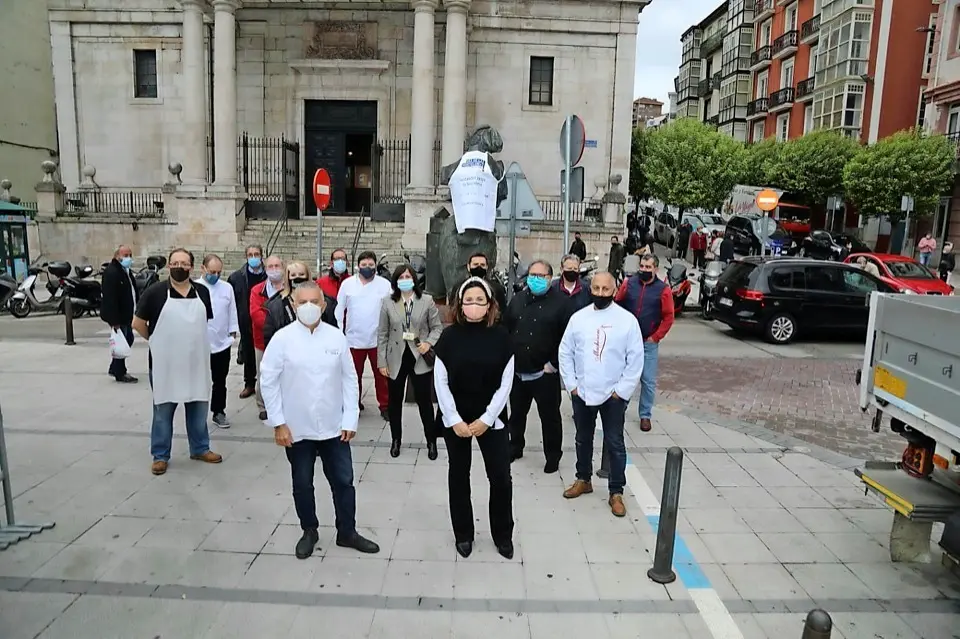 El monumento de La Quesera, ubicado en el n&uacute;mero 11 de la calle Los Escalantes de Santander, ha sido el lugar escogido para homenajear a los hosteleros de la regi&oacute;n en el D&iacute;a de la Hosteler&iacute;a.