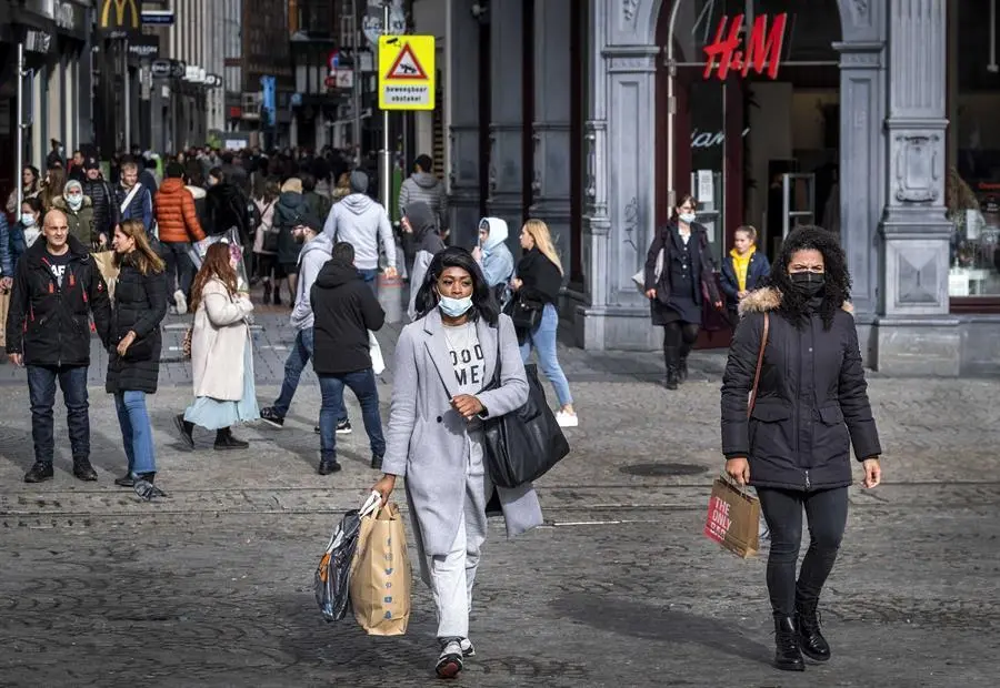 Los compradores caminan en el centro de &Aacute;msterdam, Pa&iacute;ses Bajos, el 11 de octubre de 2020. EFE/EPA/RAMON VAN FLYMEN