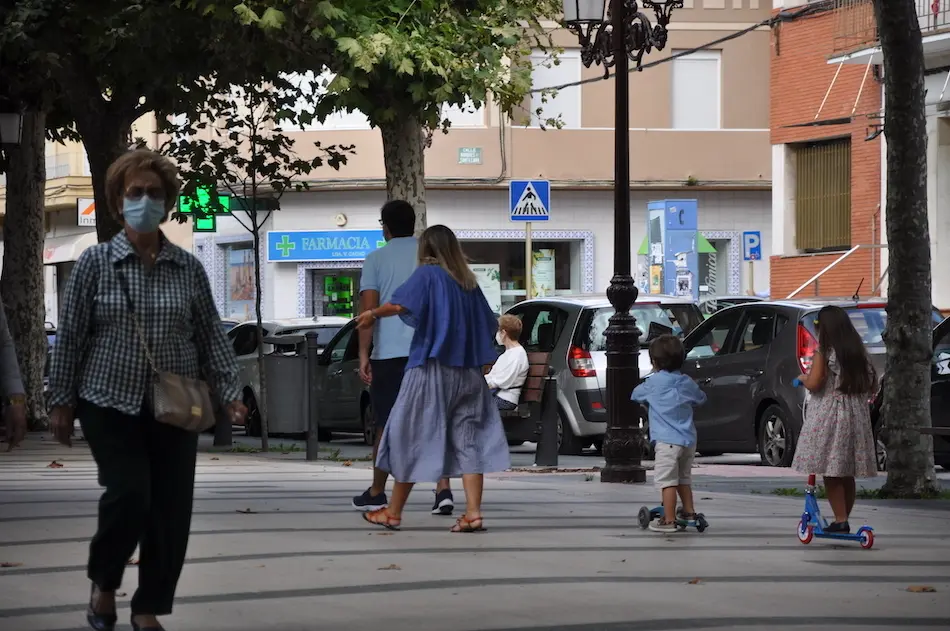 Varias personas pasean por la Avenida de Espa&ntilde;a, Torrelavega. / S.D.