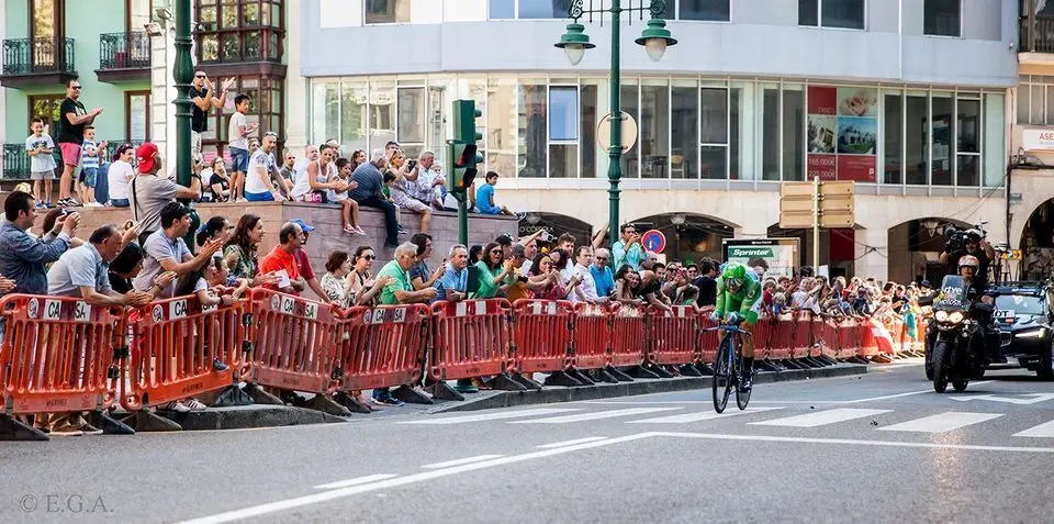 Alejandro Valverde en la Vuelta Ciclista a Espa&ntilde;a a su paso por Torrelavega en 2018.