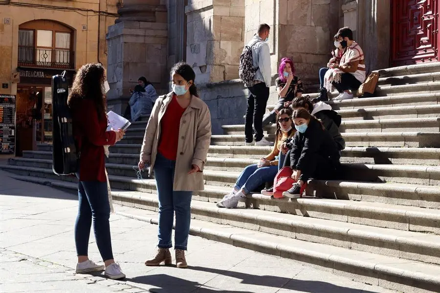 Vista general de la Universidad de Salamanca hoy jueves. El anuncio de las nueva restricciones a la ciudad de Salamanca, a sus 144.000 habitantes, hecho por la Junta de Castilla y Le&oacute;n no ha sorprendido a nadie porque eran esperadas, aunque los afectados se debaten entre la decepci&oacute;n y la resignaci&oacute;n, y tratando de llevar este jueves con la &uacute;ltima normalidad.-EFE/J.M.GARCIA