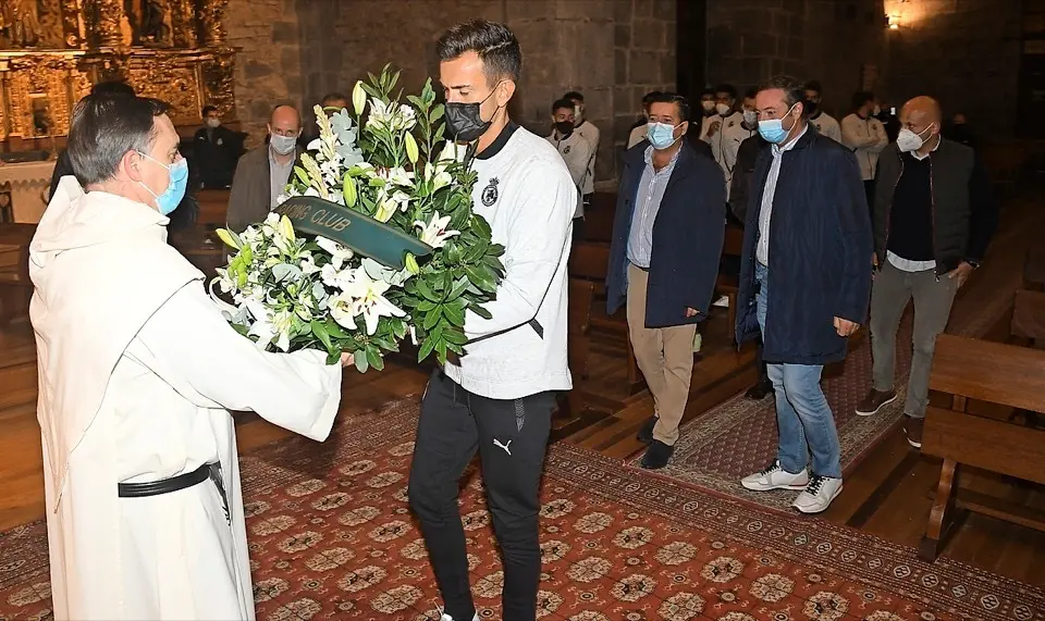 Iv&aacute;n Crespo, ofreciendo una corona de flores en representaci&oacute;n del club. / hardy