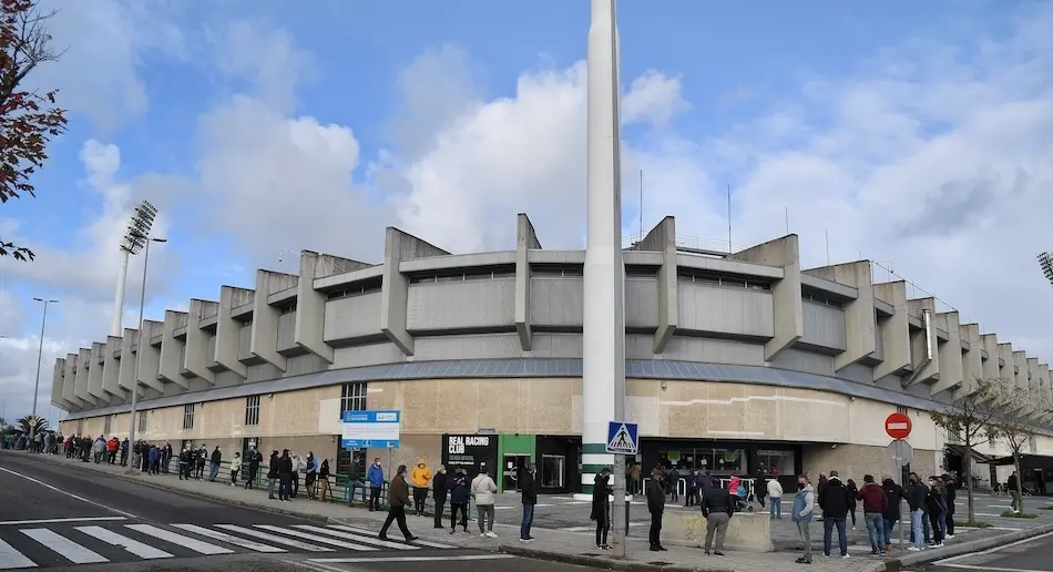 Aficionados al Racing en busca de una entrada para el primer partido liguero. / Hardy