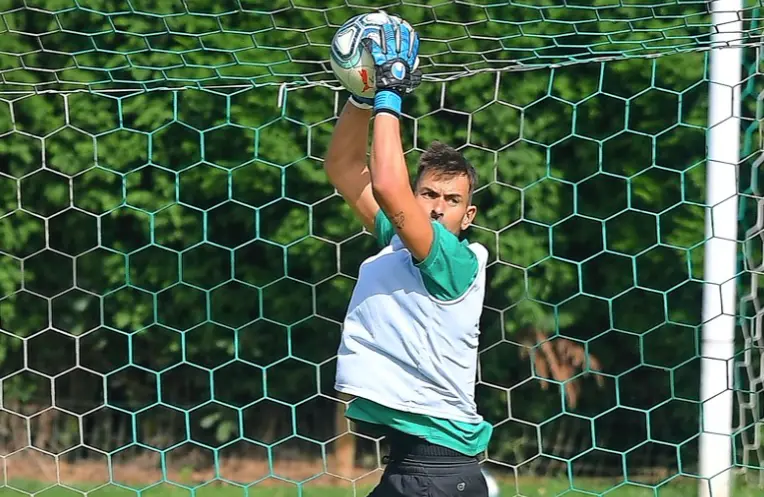 Iv&aacute;n Crespo, atrapando un bal&oacute;n en el entrenamiento. / Hardy