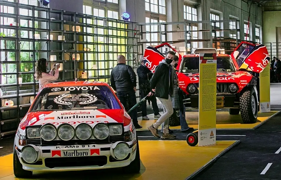 GRAF8285. OVIEDO, 10/10/2020.- Vista de la muestra en honor a Carlos Sainz con los veh&iacute;culos que ha logrado sus &eacute;xitos (Toyota Celica, Mini JCW buggy-Dakar 2020) y que cuenta adem&aacute;s con modernos simuladores de conducci&oacute;n por un circuito urbano virtual por las calles de Oviedo en la fabrica de Armas de la Vega de Oviedo este s&aacute;bado. EFE/ Alberto Morante