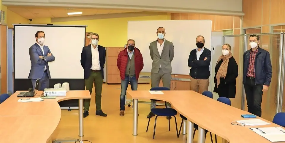 El alcalde Javier L&oacute;pez Estrada y el concejal de Hacienda Pedro P&eacute;rez Noriega asistieron ayer a una reuni&oacute;n de trabajo con V&iacute;ctor Gij&oacute;n, del comit&eacute; t&eacute;cnico de la Fundaci&oacute;n Innovaci&oacute;n y Desarrollo (FIDBAN). / alErta