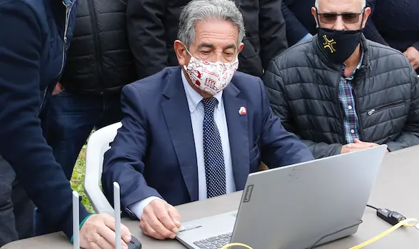 El presidente c&aacute;ntabro, Miguel &Aacute;ngel Revilla despu&eacute;s de inaugurar la instalaci&oacute;n del nuevo alumbrado en la localidad de Bustablado. / ALERTA