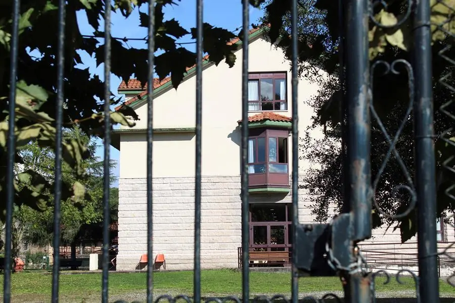 Los vecinos del municipio c&aacute;ntabro de Villacarriedo siguen su vida con normalidad pese a un segundo brote de coronavirus, "inesperado y repentino", en solo una semana y que ha llegado hasta la residencia de mayores de la localidad con 29 personas contagiadas. EFE/Celia Ag&uuml;ero Pereda