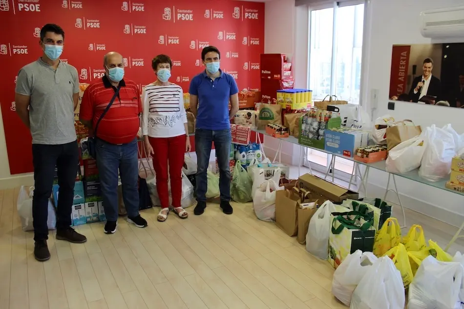 El portavoz socialista, Daniel Fern&aacute;ndez durante una campaña solidaria.